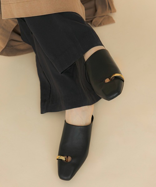 LE VERNIS(ル・ベルニ)の「LE VERNIS(ル・ベルニ)Toe ring Mules(サンダル・レディース・ブラック/アイボリー・23.5/24.5)」の12枚目の写真