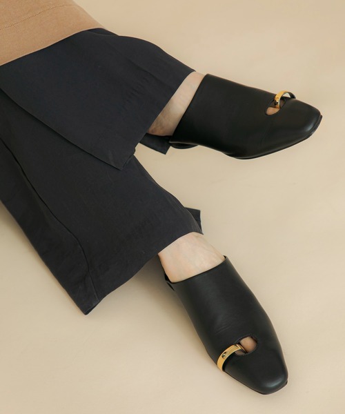 LE VERNIS(ル・ベルニ)の「LE VERNIS(ル・ベルニ)Toe ring Mules(サンダル・レディース・ブラック/アイボリー・23.5/24.5)」の13枚目の写真