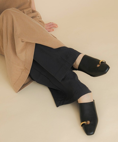 LE VERNIS(ル・ベルニ)の「LE VERNIS(ル・ベルニ)Toe ring Mules(サンダル・レディース・ブラック/アイボリー・23.5/24.5)」の14枚目の写真