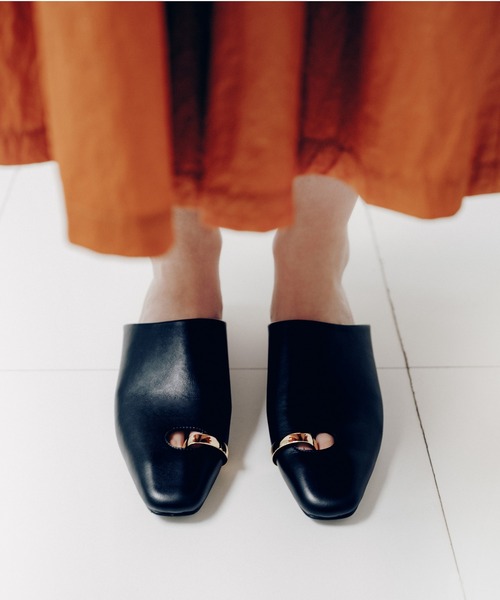 LE VERNIS(ル・ベルニ)の「LE VERNIS(ル・ベルニ)Toe ring Mules(サンダル・レディース・ブラック/アイボリー・23.5/24.5)」の4枚目の写真