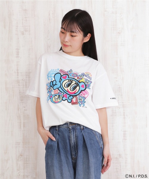 ANGEL BLUE（エンジェルブルー）の「エンジェルブルー Tシャツ ステッカーコラージュ（Tシャツ/カットソー・レディース・ブルー系/ホワイト系/ブラック系・S/XS/L/M）」の2枚目の写真