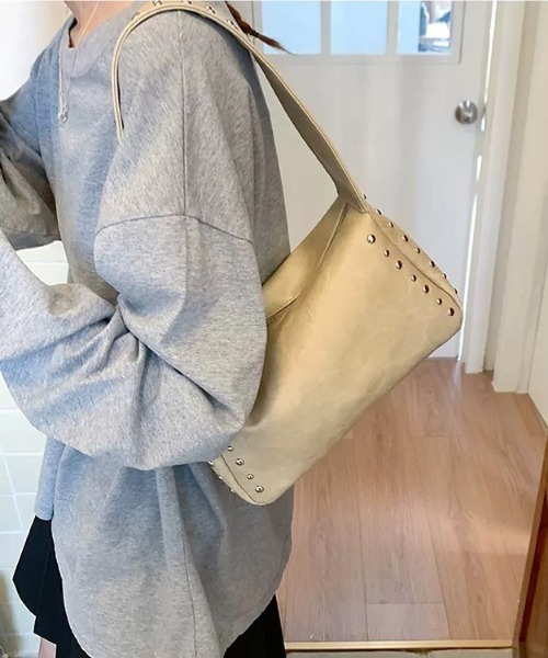 SHEENA(シーナ)の「スタッズスクエアワンハンドルショルダーバッグ(ショルダーバッグ・レディース・ベージュ/ブラック/ブラウン・FREE)」の8枚目の写真