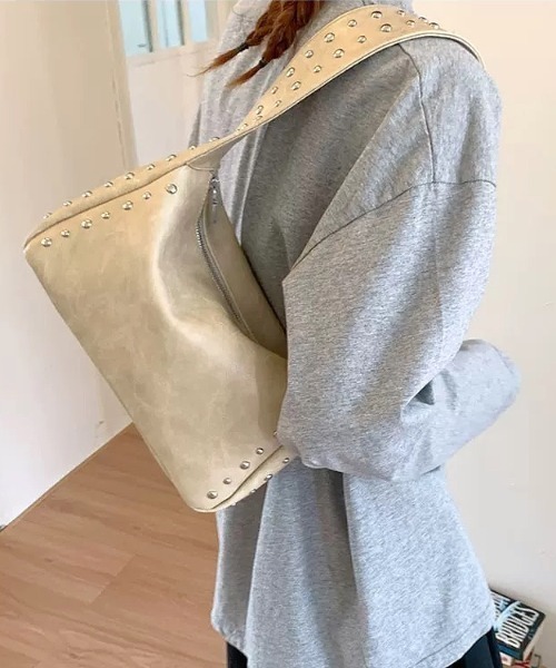 SHEENA(シーナ)の「スタッズスクエアワンハンドルショルダーバッグ(ショルダーバッグ・レディース・ベージュ/ブラック/ブラウン・FREE)」の9枚目の写真