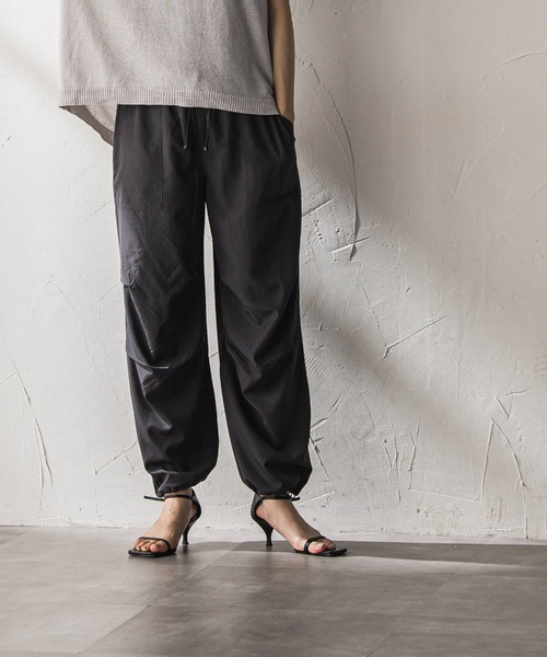 MAYSON GREY(メイソングレイ)の「【WEB限定】タックパラシュートパンツ(その他パンツ・レディース・チャコールグレー/ブラック・M)」の2枚目の写真