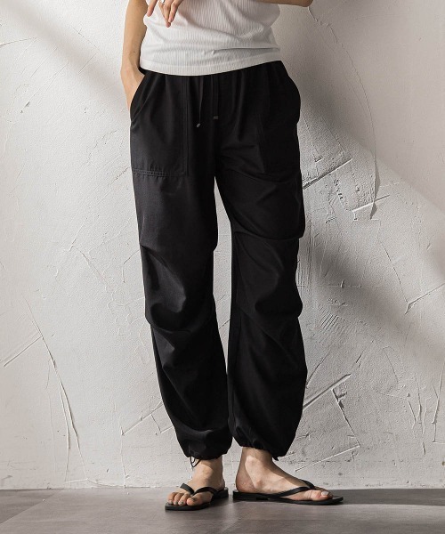 MAYSON GREY(メイソングレイ)の「【WEB限定】タックパラシュートパンツ(その他パンツ・レディース・チャコールグレー/ブラック・M)」の1枚目の写真