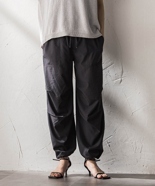 MAYSON GREY(メイソングレイ)の「【WEB限定】タックパラシュートパンツ(その他パンツ・レディース・チャコールグレー/ブラック・M)」の3枚目の写真