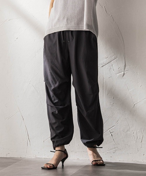 MAYSON GREY(メイソングレイ)の「【WEB限定】タックパラシュートパンツ(その他パンツ・レディース・チャコールグレー/ブラック・M)」の4枚目の写真