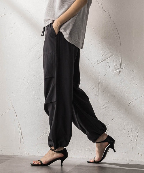 MAYSON GREY(メイソングレイ)の「【WEB限定】タックパラシュートパンツ(その他パンツ・レディース・チャコールグレー/ブラック・M)」の5枚目の写真
