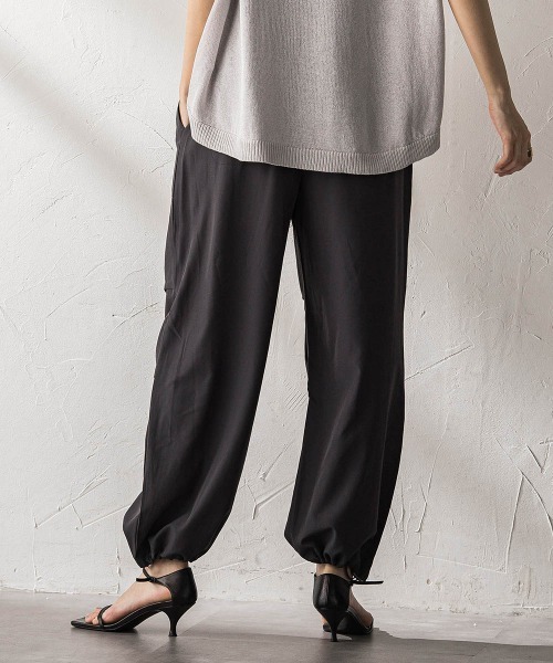 MAYSON GREY(メイソングレイ)の「【WEB限定】タックパラシュートパンツ(その他パンツ・レディース・チャコールグレー/ブラック・M)」の6枚目の写真
