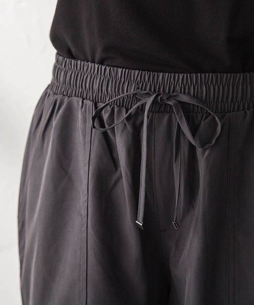 MAYSON GREY(メイソングレイ)の「【WEB限定】タックパラシュートパンツ(その他パンツ・レディース・チャコールグレー/ブラック・M)」の7枚目の写真