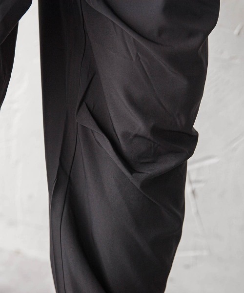 MAYSON GREY(メイソングレイ)の「【WEB限定】タックパラシュートパンツ(その他パンツ・レディース・チャコールグレー/ブラック・M)」の9枚目の写真