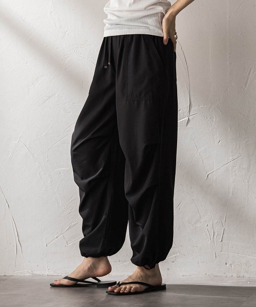MAYSON GREY(メイソングレイ)の「【WEB限定】タックパラシュートパンツ(その他パンツ・レディース・チャコールグレー/ブラック・M)」の21枚目の写真