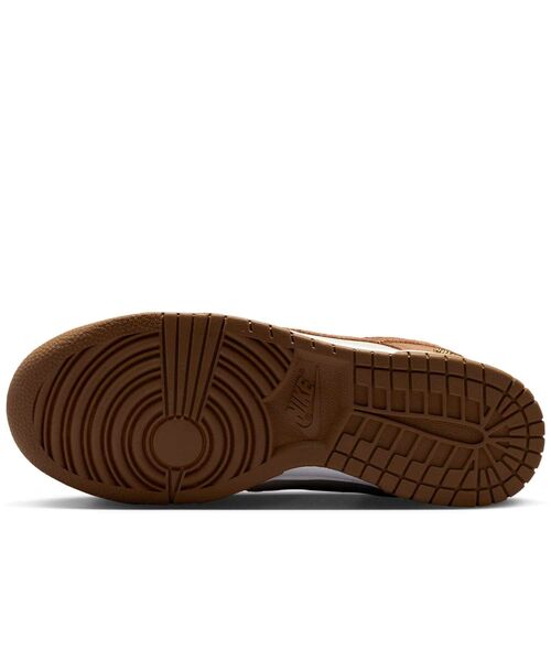 NIKE(ナイキ)の「ナイキ ダンク LOW スエード ウィメンズシューズ / Nike Dunk Low Suede Women's Shoes IO4244-200 Light British Tan(スニーカー・レディース・ライトブラウン・22/26/25.5/25/24.5/24/23.5/23/22.5)」の2枚目の写真