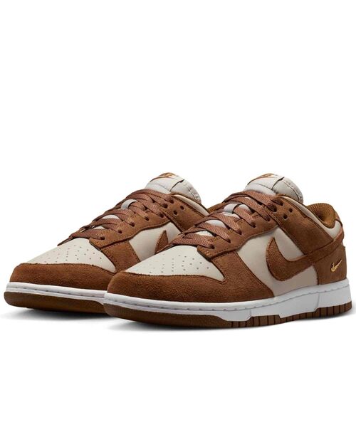 NIKE(ナイキ)の「ナイキ ダンク LOW スエード ウィメンズシューズ / Nike Dunk Low Suede Women's Shoes IO4244-200 Light British Tan(スニーカー・レディース・ライトブラウン・22/26/25.5/25/24.5/24/23.5/23/22.5)」の5枚目の写真