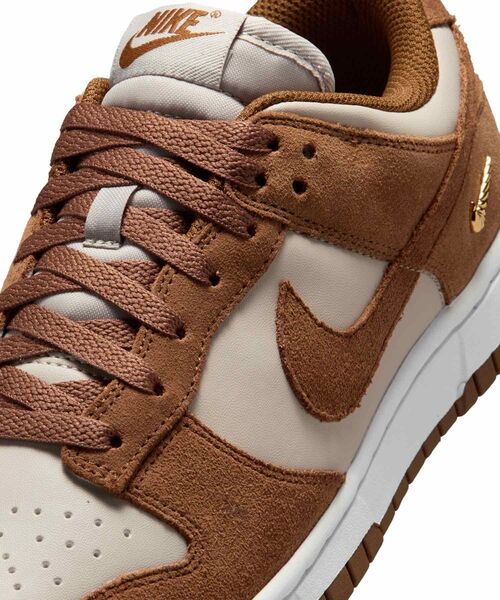 NIKE(ナイキ)の「ナイキ ダンク LOW スエード ウィメンズシューズ / Nike Dunk Low Suede Women's Shoes IO4244-200 Light British Tan(スニーカー・レディース・ライトブラウン・22/26/25.5/25/24.5/24/23.5/23/22.5)」の7枚目の写真