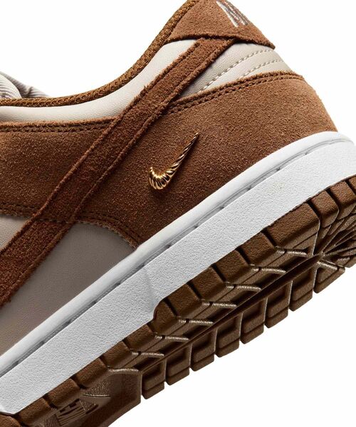 NIKE(ナイキ)の「ナイキ ダンク LOW スエード ウィメンズシューズ / Nike Dunk Low Suede Women's Shoes IO4244-200 Light British Tan(スニーカー・レディース・ライトブラウン・22/26/25.5/25/24.5/24/23.5/23/22.5)」の8枚目の写真