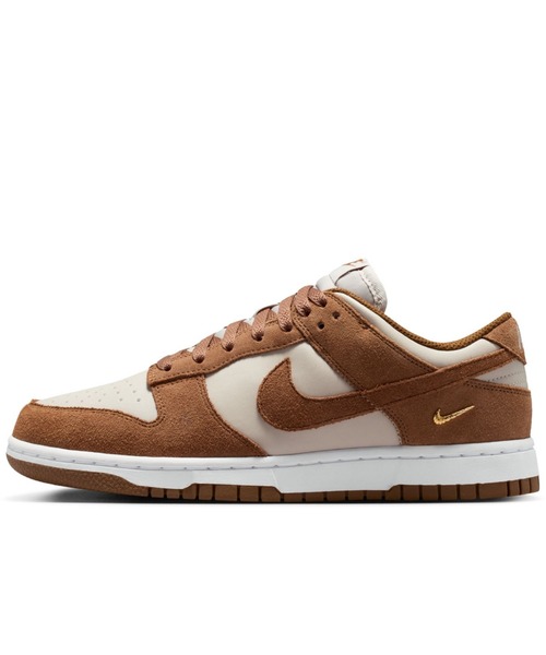 NIKE(ナイキ)の「ナイキ ダンク LOW スエード ウィメンズシューズ / Nike Dunk Low Suede Women's Shoes IO4244-200 Light British Tan(スニーカー・レディース・ライトブラウン・22/26/25.5/25/24.5/24/23.5/23/22.5)」の1枚目の写真