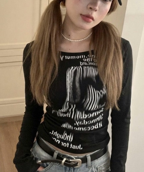 SHEPP(シープ)の「【26年秋冬新作】ワンショル グランジデザイン ロゴ タイト 長袖Tシャツ(Tシャツ/カットソー・レディース・ホワイト/ブラック・M/L)」の1枚目の写真