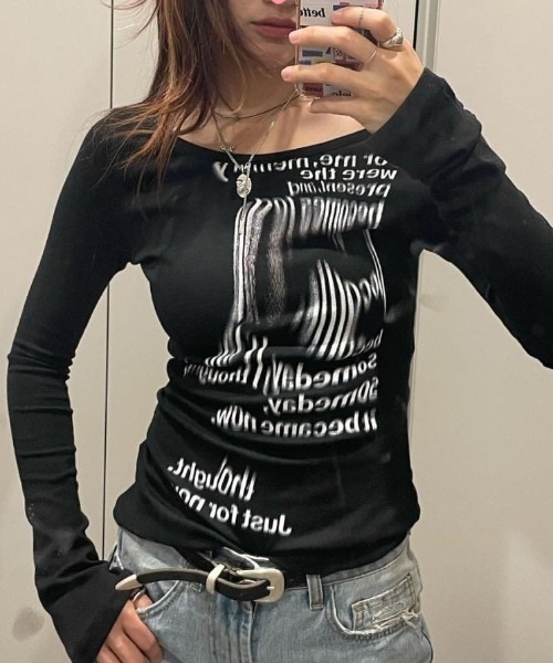 SHEPP(シープ)の「【26年秋冬新作】ワンショル グランジデザイン ロゴ タイト 長袖Tシャツ(Tシャツ/カットソー・レディース・ホワイト/ブラック・M/L)」の4枚目の写真