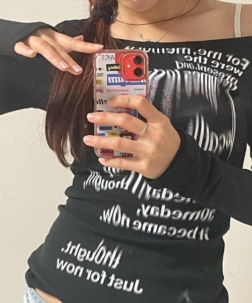 SHEPP(シープ)の「【26年秋冬新作】ワンショル グランジデザイン ロゴ タイト 長袖Tシャツ(Tシャツ/カットソー・レディース・ホワイト/ブラック・M/L)」の5枚目の写真