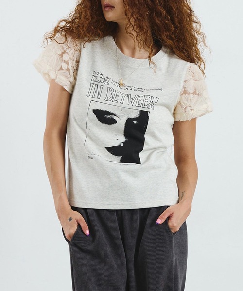 ROSE BUD(ローズバッド)の「OKIRAKU×ROSEBUD/LACE SLEEVE GRAPHIC TOP(Tシャツ/カットソー・レディース・ブラック/オートミール・ONE SIZE)」の1枚目の写真