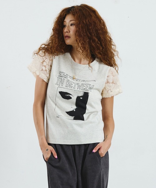 ROSE BUD(ローズバッド)の「OKIRAKU×ROSEBUD/LACE SLEEVE GRAPHIC TOP(Tシャツ/カットソー・レディース・ブラック/オートミール・ONE SIZE)」の3枚目の写真