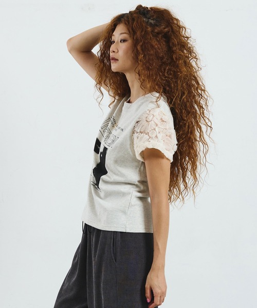 ROSE BUD(ローズバッド)の「OKIRAKU×ROSEBUD/LACE SLEEVE GRAPHIC TOP(Tシャツ/カットソー・レディース・ブラック/オートミール・ONE SIZE)」の4枚目の写真