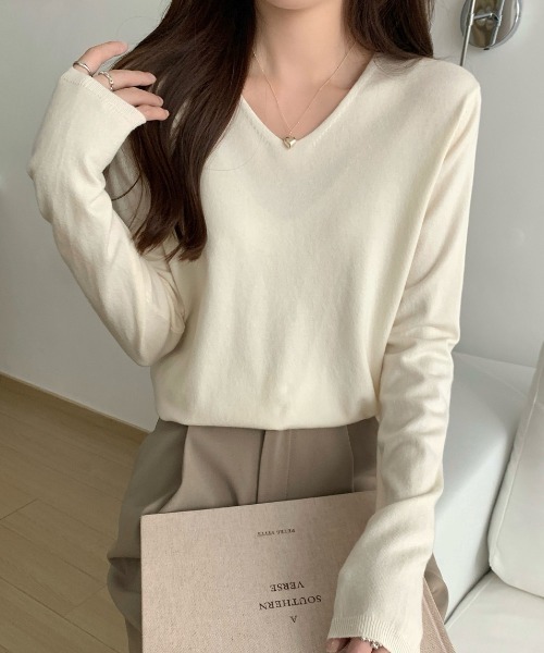 yuue' ( wear )(ユーイ)の「Vネックニットトップス/きれいめオフィスカジュアル(ニット/セーター・レディース・ブラック/グレー/レッド/アイボリー・FREE)」の13枚目の写真