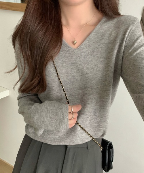 yuue' ( wear )(ユーイ)の「Vネックニットトップス/きれいめオフィスカジュアル(ニット/セーター・レディース・ブラック/グレー/レッド/アイボリー・FREE)」の22枚目の写真