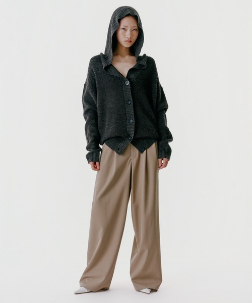 UNUS(ユナス)の「UNUS / Oversized Hooded Knit Cardigan(カーディガン/ボレロ・レディース・グレー/ボルドー・FREE)」の4枚目の写真