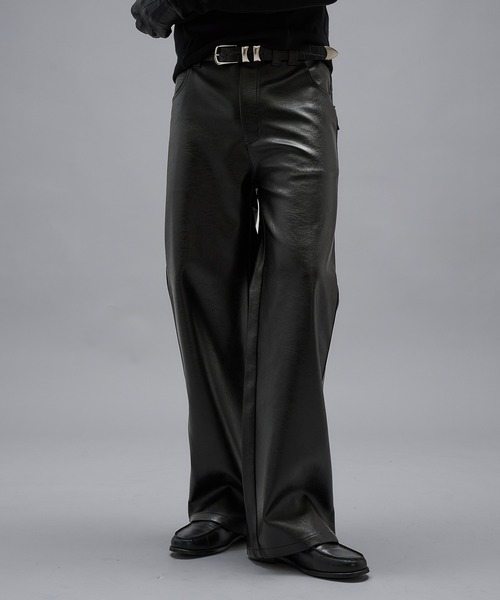ANDER HUNK（アンダーハンク）の「Faux Leather Wide Straight Pants / フェイクレザーワイドストレート パンツ（その他パンツ・メンズ・ブラック/ブラック系・LARGE/MEDIUM/SMALL）」の2枚目の写真