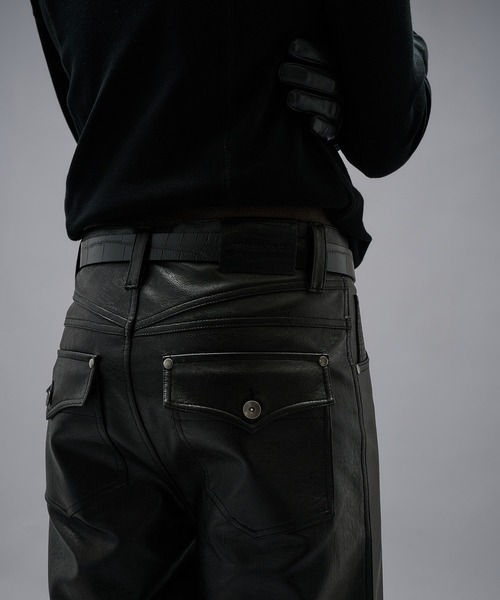 ANDER HUNK（アンダーハンク）の「Faux Leather Wide Straight Pants / フェイクレザーワイドストレート パンツ（その他パンツ・メンズ・ブラック/ブラック系・LARGE/MEDIUM/SMALL）」の13枚目の写真