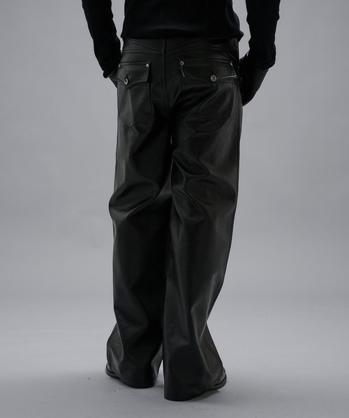 ANDER HUNK（アンダーハンク）の「Faux Leather Wide Straight Pants / フェイクレザーワイドストレート パンツ（その他パンツ・メンズ・ブラック/ブラック系・LARGE/MEDIUM/SMALL）」の9枚目の写真