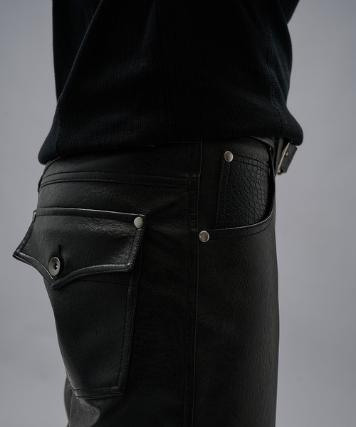 ANDER HUNK（アンダーハンク）の「Faux Leather Wide Straight Pants / フェイクレザーワイドストレート パンツ（その他パンツ・メンズ・ブラック/ブラック系・LARGE/MEDIUM/SMALL）」の12枚目の写真