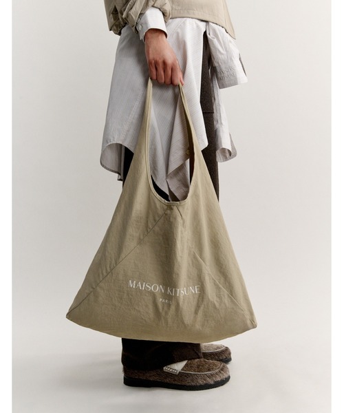 Maison Kitsune(メゾンキツネ)の「TRIANGLE TOTE(トートバッグ・メンズ・グレー系その他・U)」の1枚目の写真