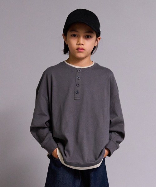 PAIRMANON STREET(ペアマノンストリート)の「【90-160cm】【綿100%】レイヤード 長袖 Tシャツ【PAIRMANON STREET】(Tシャツ/カットソー・キッズ・ライトグレー/ブラック/ホワイト/チャコールグレー・140/90/160/150/100/110/120/130)」の4枚目の写真