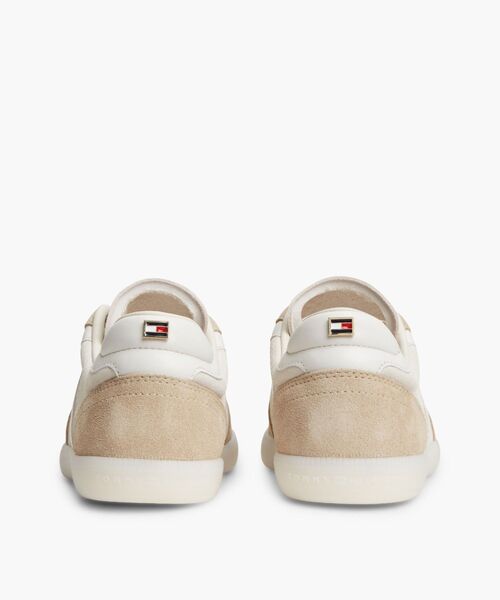 TOMMY HILFIGER（トミーヒルフィガー）の「トライベッカスエードスニーカー（スニーカー・レディース・ホワイト系その他3/ダークブラウン系・24cm/23.5cm/23cm）」の4枚目の写真