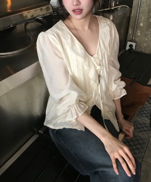 LOENNE(ロエヌ)の「Ruffle Tie Blouse / ラッフルタイブラウス(シャツ/ブラウス・レディース・ブラック/クリーム・FREE)」の3枚目の写真