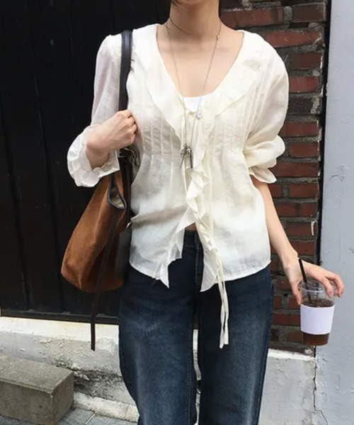 LOENNE(ロエヌ)の「Ruffle Tie Blouse / ラッフルタイブラウス(シャツ/ブラウス・レディース・ブラック/クリーム・FREE)」の6枚目の写真