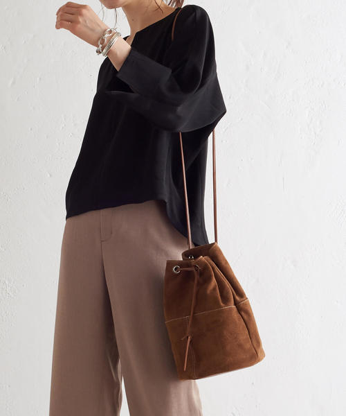 marco masi（マルコマージ）の「MARCO MASI/スエード巾着（トートバッグ・レディース・カーキ/ダークグレー・ﾌﾘ-）」の2枚目の写真