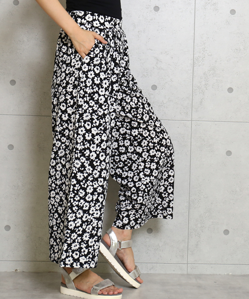 CHARM BERRY TIC（チャームベリーチック）の「モノクロ花柄パンツ（その他パンツ・レディース・ブラック/オフホワイト・M/L）」の7枚目の写真
