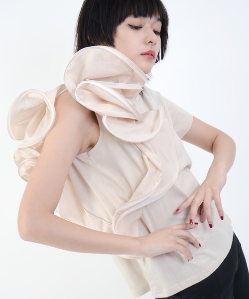 Narcissus(ナルシス)の「【cheap!!by vaNite】コサージュTシャツ(Tシャツ/カットソー)」|ベージュ