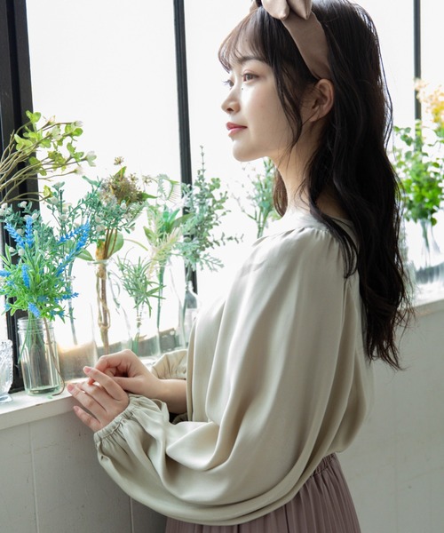 Mysa&Liina(ミーサリーナ)の「ボリュームスリーブ光沢ブラウス(シャツ/ブラウス・レディース・キャメル/オフホワイト/ミント/ベージュ・M)」の17枚目の写真