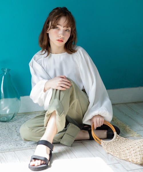 Mysa&Liina(ミーサリーナ)の「ボリュームスリーブ光沢ブラウス(シャツ/ブラウス・レディース・キャメル/オフホワイト/ミント/ベージュ・M)」の8枚目の写真