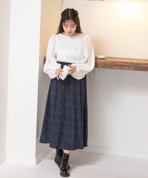 Mysa&Liina(ミーサリーナ)の「ボリュームスリーブ光沢ブラウス(シャツ/ブラウス・レディース・キャメル/オフホワイト/ミント/ベージュ・M)」の6枚目の写真