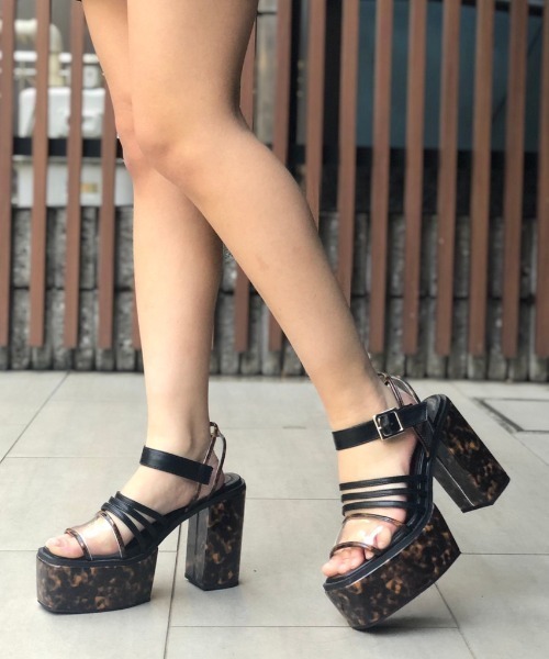 ENVYM(アンビー)の「コードストラップPVCサンダル(サンダル・レディース・ブラック/ブラウン・22.5cm/23.5cm/24.5cm)」の1枚目の写真