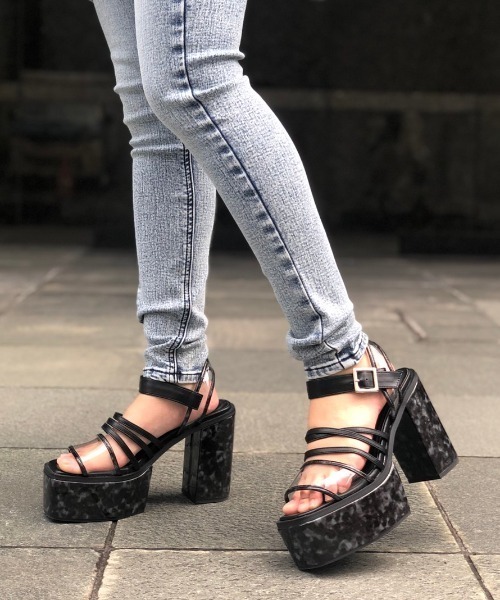 ENVYM(アンビー)の「コードストラップPVCサンダル(サンダル・レディース・ブラック/ブラウン・22.5cm/23.5cm/24.5cm)」の2枚目の写真