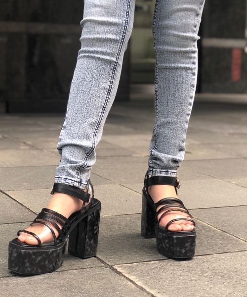 ENVYM(アンビー)の「コードストラップPVCサンダル(サンダル・レディース・ブラック/ブラウン・22.5cm/23.5cm/24.5cm)」の3枚目の写真