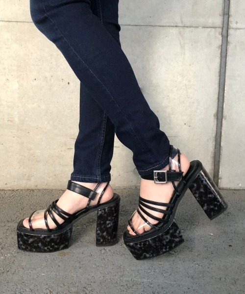 ENVYM(アンビー)の「コードストラップPVCサンダル(サンダル・レディース・ブラック/ブラウン・22.5cm/23.5cm/24.5cm)」の4枚目の写真