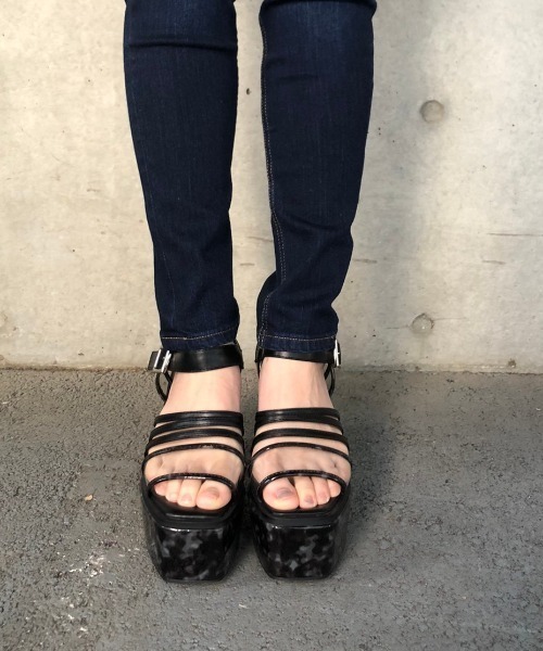 ENVYM(アンビー)の「コードストラップPVCサンダル(サンダル・レディース・ブラック/ブラウン・22.5cm/23.5cm/24.5cm)」の5枚目の写真